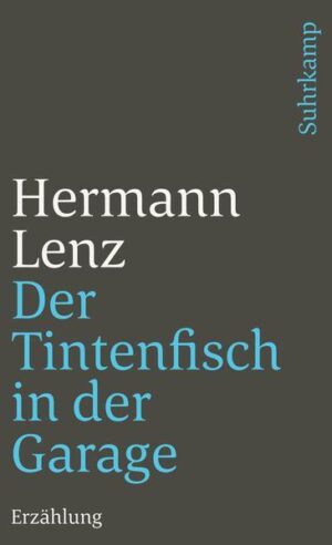 Der eigenartige Titel geht auf ein spanisches Sprichwort zurück, das einen Menschen bezeichnet, der in einer ihm nicht gemäßen Umwelt leben muß. Der Student der Germanistik Ludwig ist einundzwanzig Jahre alt und stammt aus geordneten bürgerlichen Verhältnissen. Angesichts dessen, was er in den beginnenden siebziger Jahren an der Universität und in der modernisierten Stadt vorfindet, beginnt er an seiner Befähigung zum Lehramt zu zweifeln. Er gerät in einen resignativen Privatismus. Das Alleinsein in der Umwelt ohne Artefakte, der Landschaft, die Wanderungen durch das historische, das museale Regensburg werden ihm zum Refugium. Als ihm das Schicksal den Menschen zuspielt, »mit dem er sich versteht«, ist es eine junge Kriminelle. Auch sie - wenngleich aus anderen Gründen - also ein »Tintenfisch in der Garage«. Doch während sie in Ludwig den Vertreter einer heilen Welt sieht und ihre Lebensverhältnisse mir seiner Hilfe ändern möchte, will er die Partnerin lieber nicht wirklich kennen. Lenz' Erzählung, die sich streckenweise wie eine Kampfansage gegen das »Heilige Jung- und Radikalsein« liest, ist in Wirklichkeit die schärfste Selbstbefragung dieses Autors und unmißverständliche Antwort.