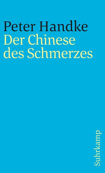 Während der Arbeit an der Langsamen Heimkehr notierte Peter Handke: »Manchmal die Vorstellung, ein Schriftsteller hätte vor allem die eine Pflicht: eine Landschaft zu verewigen. - Aber wie? - Mit den Geschichten von Menschen.« Diese »Pflicht« hat Peter Handke mit Der Chinese des Schmerzes für eine bestimmte Landschaft - Salzburg und Umgebung - erfüllt, mit der Geschichte von Andreas Loser. Die Landschaft: das ist, zum Beispiel, der Mönchsberg. Die Geschichte ist diejenige Losers, Lehrer für alte Sprachen, der, getrennt von seiner Frau und den beiden Kindern, in einem südlichen Vorort Salzburgs wohnt. Er, der sich bisher immer als Betrachter verstanden hat, stößt eines Tages in der Getreidegasse einen Passanten nieder - und unterrichtet daraufhin nicht mehr. Auf dem Weg zur monatlichen Tarockrunde bemerkt Loser einen Hakenkreuz-Sprayer: der Betrachter greift ein - er tötet den Sprayer. Auch wenn Loser keine Schuldgefühle verspürt, hat er eine Schwelle überschritten, er ist nicht mehr ausschließlich der Betrachter, sondern hat nun eine eigene Geschichte-und nur indem er diese akzeptiert, überwindet er den Schwebezustand. »Was sonst könnte friedenstiftend sein, als eine wieder einleuchtend gewordene Welt? Peter Handke ist für dieses Buch zu danken.« (Die Zeit)