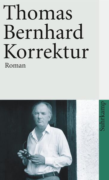 »Zur stabilen Stützung eines Körpers«, so das Motto des 1975 erstmals erschienenen Romanes Korrektur, »ist notwendig, daß er mindestens drei Auflagepunkte hat, die nicht in einer Geraden liegen, so Roithamer.« Der Roman Korrektur hat ebenfalls drei »Auflagepunkte«. Der erste ist Roithamer, Österreicher, 42 Jahre alt, er lehrte Naturwissenschaft in Cambridge. In dreijähriger Planung und ebenso langer Bauzeit hatte er für seine Schwester ein ihr vollkommen entsprechendes Bauwerk geschaffen, einen sogenannten »Kegel«. Der Anblick dieses vollkommenen Bauwerks brachte ihr den Tod. Roithamer mußte »korrigieren«, er ließ den Kegel dem Staat zufallen, freilich mit der Auflage, ihn der Natur zu überlassen. Dann vollzog Roithamer die letzte Korrektur, den Freitod.