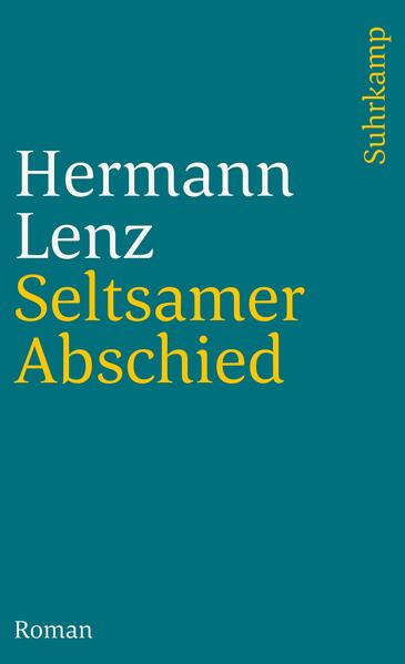 Seltsamer Abschied heißt der Bericht, der das Leben des »Abseitsstehers« Eugen Rapp in den siebziger Jahren erzählt. Die Mutter Rapps stirbt. Zu diesem Schmerz tritt hinzu, daß der Schriftsteller aus dem Haus, in dem er 47 Jahre gelebt hat, ausziehen und Abschied nehmen muss von Stuttgart und dem Schwabenland. Als Sekretär des Schriftstellerverbandes wird er abgewählt. Er ist »unzeitgemäß«. Dies der zweite Abschied Eugens. Eine weitere Veränderung: er verliert seinen bisherigen Verleger. Mit dem sechzigsten Lebensjahr wird der Schriftsteller Rapp von einem jungen Kollegen einem breiten Publikum vorgestellt - er findet einen neuen Verleger und wird zu jenem bekannten, durch seine Sicht des Menschen, seinen besonderen Erzähl-Ton ausgezeichneten Autor, als der Hermann Lenz dem Leser seit langem vertraut ist.