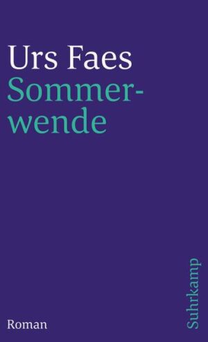 Eine einfache, eine ganz gewöhnliche Geschichte, sagt Helen Melzer, die ihren Sohn ans häusliche Krankenbett gerufen hat. Urs Faes folgt in Sommerwende behutsam den Erzählungen dieser alten Frau. Ihre Erinnerungen führen zurück in den Spätsommer 1941, als die Lebensträume der damals Achtzehnjährigen von zwei Ereignissen erschüttert und zerstört werden. Helens Mutter wird niedergestochen, und bald darauf werden die jüdischen Familien heimatlos gemacht. Darunter ist Simon Levy, der Geliebte von Helen. Zwei scheinbar zufällige Geschehnisse, die »ein und derselben Geschichte« zugehören, denn der Mörder und antisemitische Brandstifter Alfred König ist selbst nur ein Opfer, verhetzt und irregeleitet von einer jener schweizerischen Frontistenorganisationen, die mit dem nationalsozialistischen Deutschland paktierten. Mit leiser, sein Thema einkreisender Sprache, der alles angestrengt Forcierte fremd ist, spiegelt der 1947 geborene Schweizer Autor Urs Faes in Sommerwende ein Stück brisanter Schweizer Geschichte in Lebensgeschichten - heute aktueller denn je.