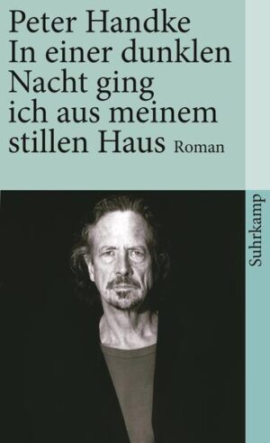 Peter Handkes Roman erzählt eine immer wieder ans Wunderbare grenzende, zugleich zeitgemäße Abenteuer- und Liebesgeschichte: Der Apotheker von Taxham, einer kleinen, beinahe unzugänglichen Ortschaft außerhalb Salzburgs, trifft zwei Personen: einen ehemals berühmten Skifahrer und einen einst gleichfalls berühmten Dichter. Mit ihnen begibt er sich auf eine Reise. Damit setzt die unerhörte Geschichte des Apothekers ein. Doch ist sie ein reines Abenteuer? Warum trennt sich der Apotheker in dem Ort jenseits der Grenze von seinen Gefährten? Warum setzt er sich den Gefahren der Steppe aus? Welche Rolle spielt jene Frau, die den Apotheker verführt und die auch er verfolgt? Sind seine Prüfungen Stationen einer Liebesgeschichte? Doch welcher Art kann diese Liebesgeschichte sein, wenn der Apotheker nach seiner Rückkehr unverändert sein Leben weiterführt? - All diese Fragen stellt und umspielt der Roman von Peter Handke und erzählt, damit in der Schwebe haltend, eine bisher nicht dagewesene Abenteuer- und Liebesgeschichte für unsere Tage. »Was ich an der Sprache von Handke zunehmend bewundere, ist die Einfachheit und gleichzeitig Präzision ... Einer der größten Autoren, die wir haben.« Sigrid Löffler, Die Zeit »Der Apotheker von Taxham ist eine durch und durch — Handke würde sagen: erfrischende Figur.« Iris Radisch, Die Zeit