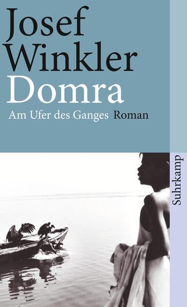 Der Berufsgruppe der »Domra«, die in Indien zur Kaste der Unberührbaren gehört, unterstehen die Verbrennungsstätten in Varanasi am Harishchandra Ghat und am Manikarnika Ghat. Die Domra verkaufen Holz, nehmen für jeden Leichnam, der am Ufer des Ganges eingeäschert wird, eine Gebühr ein und hüten das ewig brennende heilige Feuer, von dem alle Scheiterhaufen angezündet werden. Sie kümmern sich um die einzelnen Scheiterhaufen und scharren die Asche zusammen. Die Holzkohlereste und die Asche werden von den Domra nach Schmuck und Wertgegenständen durchsucht, bevor die Rückstände eines niedergebrannten Scheiterhaufens dem Fluß übergeben werden und langsam flußabwärts treiben.»Wenn die Rituale beendet, die Gottesdienste aus und die Toten verbrannt sind, bleibt das pure Leben: inhuman, heidnisch und unerlöst. Eigentlich müßten die Kinder der Aufklärung Winkler als Ketzer verfolgen. Dennoch: Domra - Am Ufer des Ganges ist ein großes Buch, mittelalterlich und hoffnungslos.« Helmut Schödel, Die Zeit