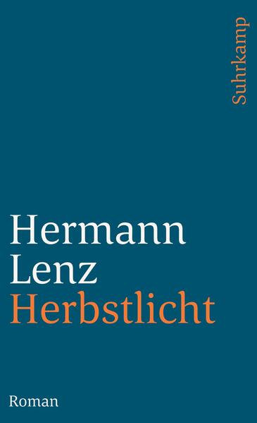 Herbstlicht knüpft unmittelbar dort an, wo der Leser des Seltsamen Abschieds sich von Eugen Rapp trennen mußte: in dem Moment, in dem er von dem heimatlichen Stuttgart nach München umzieht. Ein Neuanfang, obwohl ihm München nicht unbekannt ist. Dieser Aspekt des Vertrauten im Neuen und des Neuen im Vertrauten bezeichnet die Erfahrung des nunmehr 65jährigen Schriftstellers. Mit der souverän durchdringenden Kraft seines Erzählens entfaltet er ein Panorama der Sitten und Gebräuche des literarischen Deutschland der achtziger Jahre - und dies gelingt ihm, weil er über die Gabe verfügt, sowohl der Involvierte zu sein als auch der Außenstehende, der Sittenschilderer und der Naturmaler, wobei beides sich durchdringt und sich gegenseitig verstärkt. Durch diese Verschränkung erhält die Ethnographie des Hermann Lenz eine besondere Tönung: Sie ist eingetaucht ins Herbstlicht, jenes Licht, das den Ereignissen und Gegenständen ihre Schärfe nimmt und sie in die Milde der Ironie taucht. Herbstlicht ist der achte Band der autobiographischen Romanfolge »Vergangene Gegenwart«: Verlassene Zimmer, Andere Tage, Neue Zeit, Tagebuch vom Überleben und Leben, Der Fremdling, Der Wanderer, Seltsamer Abschied, Herbstlicht und Freunde.