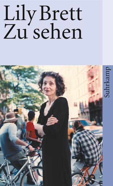 »Altern, dachte ich, sei etwas, das älteren Leuten zustößt«, sagt Lily Brett, eine Frau in den besten Jahren, und räumt wehmütig ein: »Wir sind nicht mehr die, die wir einmal waren.« Trost kommt von der Tochter: »Heute bist du viel freier. Und tanzen kannst du jetzt auch.« »Dein Körper muß dir jetzt fremd vorkommen«, sagt Lily Bretts Mann eines Nachts. Aber sie hatte sich inzwischen gewöhnt an Bizeps, Trizeps, Quadrizeps und Deltamuskel, Ergebnis konsequenten Körpertrainings. »Sex«, »Essen«, »Liebe«, »Altern«, das sind die Themen dieses Buches, das noch mehr von ihrem Leben preisgibt als Einfach so (st 3033), ihr autobiographischer Roman, der zum Bestseller wurde. »Intimität ist meine Spezialität«, sagt Lily Brett, und sie verbirgt nichts. Als Tochter zweier Holocaust-überlebender war es für sie ein langer Weg, zu sich selbst und damit auch zu dieser Offenheit zu finden, die Welt »zu sehen«, wie sie ist - mit dem Humor, den ihre Fans so lieben.