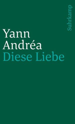 Seine erste Begegnung mit der Duras ist eine mit ihren Büchern, allein schon ihr Name eine Faszination. Er schreibt ihr täglich Briefe, erst nach fünf Jahren antwortet sie. Im Sommer 1980 sucht er die Duras in Trouville auf und bleibt für immer. Er wird Yann Andréa, ihr Geliebter, Sekretär, Chauffeur und zuletzt auch ihr Krankenpfleger. Sieben Jahre nach dem Erscheinen von Yann Andréa Steiner, Duras? lyrischem Text über die Geschichte ihrer Begegnung, schreibt Yann Andréa sein Gegenstück. Und erzählt schonungslos aus seiner Sicht die Beziehung zwischen dem 27jährigen suizidgefährdeten Studenten und der 66jährigen vereinsamten Schriftstellerin. Das mutige Buch gibt Einblicke in das unkonventionelle Leben eines symbiotischen Liebespaars, in die gegenseitigen Abhängigkeiten und Verletzungen, den Tod der Duras und die Zeit danach, in der sich Yann vom Leben zurückzieht. Die Fragen, die diese Romanbiographie über eine Liebe voller Unmöglichkeiten aufwirft, machen sie zur elektrisierenden Lektüre.