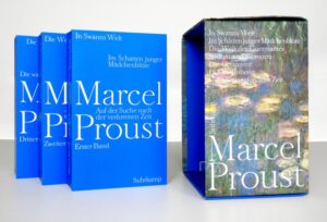 »Der Roman Marcel Prousts ist ein Werk der Erinnerung«, schrieb Rudolf Hartung in der Süddeutschen Zeitung über diesen Jahrhundertroman: »Das eigentliche und wahrhaft erregende Ereignis dieses Romans ist, neben der schier unwahrscheinlichen Fülle subtiler und tiefster Einsichten, die Kraft der künstlerischen Gestaltung, die herrliche Genauigkeit seiner Beschreibungen, der tiefe Goldgrund von Friede, gegen den sich alles einzelne abhebt. Die deutsche Übertragung von Eva Rechel-Mertens ist ausgezeichnet. Der reich gegliederte, oft labyrinthische Satz Prousts bleibt mit seiner herrlichen rhythmischen Bewegung erhalten: Erst jetzt wird die Sicherheit und Eleganz der Proustschen Diktion sichtbar.«