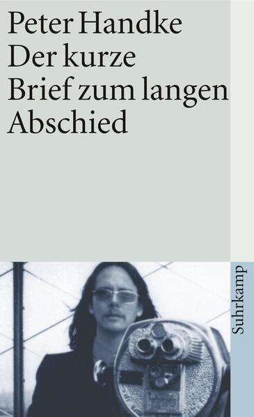 In der Erzählung Der kurze Brief zum langen Abschied reist ein junger österreicher quer durch die USA, auf der Flucht vor und zugleich auf der Suche nach seiner Frau Judith. Er trifft Claire, nimmt, im Anschluß an eine Aufführung von Schillers Don Carlos, an einem Gespräch über das Verhältnis von Bühne und Wirklichkeit teil, erlebt seinen Bruder in seiner naiven Verbundenheit mit der Kindheit und redet mit John Ford über Natur und Geschichte. Seine Melancholie und Hoffnungslosigkeit geraten in Kontrast zu dem anderen Zeitgefühl und zu der anderen Lebensweise des fremden Landes. Diese große Erzählung von Peter Handke ist ein zeitgenössischer Entwicklungsroman, die abenteuerliche Geschichte einer Trennung und spannend wie ein Kriminalroman.