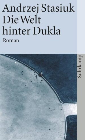 Dukla ist ein verschlafenes Städtchen in Südpolen, am Rande der Karpaten. Auf dem Marktplatz hat sich alle Leere der Welt versammelt, und ein Wind herrscht, der direkt aus Alaska und Sibirien herüberweht. Dukla mit seinen bröckelnden Mauern und dem Schloß der Fürsten von Brühl, den beiden Barockkirchen und der niedergebrannten Synagoge ist ein Ort, der eine magische Anziehungskraft auf den Erzähler ausübt. Wie unter Zwang kehrt er immer wieder dorthin zurück, aus allen Himmelsrichtungen, zu allen Tages- und Nachtzeiten. Was er bisher war, wird durch Dukla auf sanfte und radikale Weise in Frage gestellt.