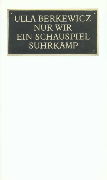 Ulla Berkéwicz hat Shakespeare, Calderón und Synge für das Theater übersetzt und bearbeitet. Nur Wir ist ihr erstes eigenes Theaterstück, ein poetischer Versuch, dem Thema Tod neue dramatische Bilder abzugewinnen. Nur Wir ist ein Todestraumspiel. Das Stück basiert in seinen Grundelementen auf einer realen Begebenheit, die vor fünfzehn Jahren durch die Zeitungen ging: Esther Albouy war das schlechte Gewissen eines Städtchens. Seitdem sie im Krieg wegen angeblicher Kollaboration mit den Deutschen öffentlich gebrandmarkt worden war, hatte sie ihr Elternhaus nicht mehr verlassen. Nach drei Jahrzehnten stürmten Gendarmen das Haus, fanden dort die anscheinend wahnsinnig gewordene Frau und ihren seit vielen Jahren toten Bruder. Nur Wir sind zwei Menschen, Schwester und Bruder, Sie und Er, die mit ihrem toten Bruder Klaus und den Erinnerungen an die Eltern leben, in ihrem Haus hausen, seit Jahr und Tag ihr Haus nicht mehr verlassen. Das Haus steht in einem Dorf, den Dorfbewohnern ist das Haus ein Totenhaus, ein Gespensterhaus, die Anwesenheit von Tod im Leben, die Bedrohung. Jeden Tag kommt der Postbote, der Bote aus der Außenwelt, wütet und droht, schlägt und tritt gegen Hauswände und verbarrikadiert Türen. Er und das Dorf, sie wollen das Totenhaus »abfackeln«, das Dach anzünden, die Wand hacken.Sie und Er, das sind, nach Walter Benjamin, »Figuren, die den Wahnsinn hinter sich haben«. Seit dem Tod der Eltern haben sie aufgegeben, das Leben zu leben. Da sie den Tod nicht begreifen, akzeptieren sie ihn nicht. Da sie den Tod nicht begreifen, begreifen sie das Leben nicht, und meinen, wenn man nicht lebt, kann einem der Tod nicht passieren. Das Haus wird zu einem Ort außerhalb der Welt. Im Dasein der beiden gilt einzig. Nur Wir. Als Leitmotiv und Kehrreim durchgehend von Anfang bis Ende steht die Frage: »Was ist gewesen? Was, wann?« Eine Frage, wie wir sie als Lebensbilanz auch bei Beckett finden, eine Fundamentalfrage, auf die es, als Signum des Daseins, keine Antwort gibt. Doch die Figuren von Nur Wir würden auch keine Antwort akzeptieren: »Wir dürfen spielen«, denn »es hängt von uns ab, was wirklich ist«. Und: »Es gibt noch ungeträumte Möglichkeiten.« Im letzten Bild stürmt der Postbote mit den Dorfleuten das Haus, doch Sie und Er mitsamt dem toten Bruder haben es verlassen: »Die Lösung des Rätsels des Lebens in Raum und Zeit« - so Wittgenstein - »liegt außerhalb von Raum und Zeit.« Die Figuren von Nur Wir nutzen die »noch ungeträumten Möglichkeiten«, steigen aus Raum und Zeit aus.In der Zeit vom 27. Oktober 1989 schrieb der Theaterkritiker Benjamin Henrichs über die gegenwärtige Theaterlandschaft: »...kein Weg führt weiter. man müßte umkehren, noch einmal von vorne beginnen und suchen, was man irgendwann unterwegs verloren hat: die Naivität. Das Theater ist eine intellektuelle Kunst und eine kindliche, und gut ist es nur, wenn es beides ist.« Benjamin Henrichs schloß, die Stückeschreiber »müssen das neue Theater herbeischreiben«. Hier ist ein solches Stück.