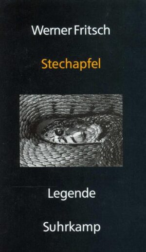 »Stechapfel« ist die Geschichte eines Mannes namens Isidor und erzählt nicht mehr und nicht weniger als ein Leben auf dem Land, in der Natur. ›Stechapfel‹ erzählt davon, wie einer sich zu Hause durchzusetzen hat, älter wird und bald schon seiner großen Liebe, Irmgard, begegnet, mit der er sich im Rausch des Glücks vereint. Isidor verliert Irmgard viel zu rasch wieder und sucht daraufhin, wie getrieben und verfolgt, das Dunkle, Bedrohliche und Verführerische, um am Ende der Opfer des deutschen Terrors, der zwischen 1933 und 1945 auch unweit von Isidors Geburtsort gewütet hat, zu gedenken und so die Schuld zu übernehmen und die Sünden zu büßen. ›Stechapfel‹ ist eine »Legende« aus dem »Hinterland«, in dem die Dinge noch ihre »natürliche« Ordnung haben, ›Stechapfel‹ inszeniert »Gewalt und Leidenschaft« auf dem Hintergrund wuchernder Mythen und wirft sein Licht auf Geschichten vom Leben und Geschichten vom Tod. Der Ich-Erzähler dieser Passion unserer Tage ist nicht zufällig ein (inzwischen des Amts enthobener) Geistlicher, der sich an Novalis' Diktum hält: »Jedes Menschen Geschichte soll eine Bibel sein«, und der auch weiß, daß jedes Menschen Geschichte auch ihre Sprache hat. Auf Isidor bezogen heißt dies, daß dessen Leben zunächst »in einer Sprache« zu erzählen ist, »die sich noch einmal ihrer Ursprünge zu entsinnen hätte, der großen Tradition der Übersetzung und Dichtung, um zu enden im Krematoriumsesperanto des Konzentrationslagers Flossenbürg...« Mit ›Stechapfel‹ ist Werner Fritsch ein großer Gesang gelungen, die Beschwörung einer - exemplarischen - Vergangenheit, eine Prosa, die sich oft greller, bizarrer, wuchtiger und archaischer Bilder bedient, damit das Unsagbare sagbar wird, wenngleich es auch oft stumm zu bleiben hat, denn: Würden alle Momente eines Lebens beschrieben, »die Welt würde die Bücher nicht fassen, die zu schreiben wären.«