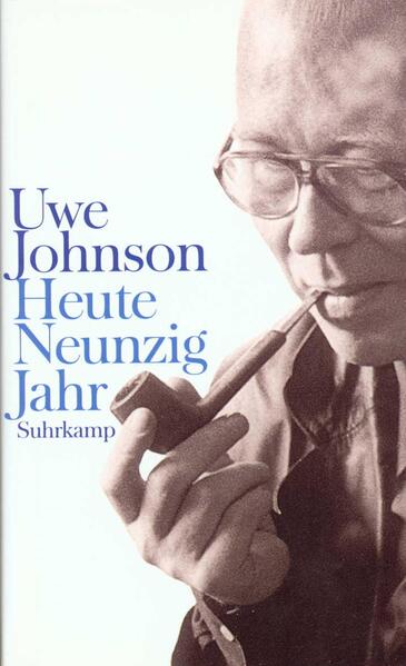 Heute Neunzig Jahr ist das letzte, unvollendete Erzählprojekt Uwe Johnsons. Nach dem Tode des Autors im Februar 1984 fanden sich Typoskript und Material zu diesem geplanten Buch. Das als Text Vorhandene erzählt die Cresspahl-Geschichte von 1888 bis 1947, also knapp sechzig Jahre. Die Tochter Gesine vergegenwärtigt sich Jahreseintrag um Jahreseintrag das Leben ihres Vaters und ihr eigenes: von Heinrichs Geburt als Stellmachersohn auf einem Gut in Mecklenburg, einer Tischlerlehre in der Kleinstadt Malchow über seine Teilnahme am Ersten Weltkrieg, Widerstand gegen den Kapp-Putsch, seinen Weggang aus einer unheimatlichen Heimat, zuerst in die Niederlande, dann nach England, seine Etablierung als Tischler in Richmond bei London gegen Ende der zwanziger Jahre bis zu den Ereignissen, die wir aus Johnsons großem Roman-Epos Jahrestage kennen. Erzählt werden diese »Jahre individueller und öffentlicher Geschichten, gesehen durch die Erfahrung (statt durch Temperament) einer Person«, der Erzählerin Gesine, in enger Parallelführung und Verflechtung des Privaten mit dem Historisch-Politischen, das genauestens recherchiert und scharf ironisch reflektiert wird. Dem Text nachgestellt sind unter anderem ein Nachwort sowie ein philologischer Essay des Herausgebers Norbert Mecklenburg.