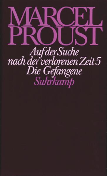 In »Die Gefangene« nimmt Marcel, der am Ende von »Sodom und Gomorrha« beschlossen hat, Albertine zu heiraten, sie zu sich nach Hause und hält sie vor den Augen der Welt versteckt. Sehr bald stellt er jedoch fest, daß mit dieser Gefangennahme die Liebe einer Eifersucht weicht, die ihn zum eigentlichen Gefangenen macht. Anders als Swann erkennt Marcel zwar die Mechanismen dieser Eifersucht, kann sich aber nicht von ihr befreien. Statt dessen werden Sehnsüchte nach anderen Frauen wach, nach neuen Reisen. Als sein Überdruß letztlich siegt und Marcel den Entschluß faßt, Albertine zu verlassen, erfährt er, daß sie ihm zuvorgekommen ist, und seine vermeintliche Gleichgültigkeit wird vom Schmerz über die Trennung konterkariert.