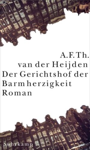 In van der Heijdens polyphonem Roman Der Gerichtshof der Barmherzigkeit treffen im Amsterdam der siebziger Jahre alle literarischen Protagonisten aus dem großen Romanzyklus Die zahnlose Zeit aufeinander. Das ganze Land und seine größte Stadt sind im Umbruch. Und mitten drin betreiben Albert Egberts und seine Freunde ihr Leben als riskantes Experiment, mit dem sie, wie könnte es anders sein, scheitern. Nach Amsterdam sind sie - der Schauspieler Thjum, der Bildhauer Felix, der Philosophiestudent mit Vordiplom Albert, sein Bruder Freek - aus der Provinz umgesiedelt in der Überzeugung, diese umtriebige und umgetriebene Metropole wiese ihnen den Königsweg. Dabei geraten sie in Kontakt mit einem neapolitanischen Kinderhändler, einem ständig eigene Kristallnächte inszenierenden Neo-Faschisten, dem angehenden Schriftsteller Patrick Gossaert und all den anderen völlig Glücklichen oder Unglücklichen - auch mit der Hennie A., die trotz der Verteidigung durch Ernst Quispel sen. (den Sohn erleben wir in Der Anwalt der Hähne) vom sogenannten »Gerichtshof der Barmherzigkeit« in Arnheim zu 12 Jahren Gefängnis wegen Mordes an ihren Eltern verurteilt wird. Die Suchbewegungen nach dem wahren Leben - sie kulminieren in einem großen, desaströsen Fest, an dem Albert seinen 10000sten Lebenstag feiert - verfolgt der Leser aus der jeweiligen Perspektive der Handelnden. Deren Maxime lautet: »Es kam, egal wie, darauf an, die Nüchternheit der Welt nicht beruhigend zu bestätigen, sondern zu jedermanns Beunruhigung zu beseitigen. Eine Bresche zu schlagen. Löcher zu bohren.« Und so treibt der Roman, in Rage mit der angeblich bekannten Realität, die Dinge »durch die Wüste der Normalität in das fremde Land, in das sie gehören«.