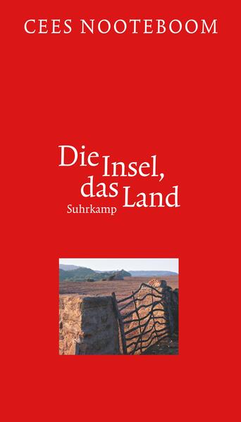 »Ich bin wieder angekommen in meinem Sommerdomizil. Die herrenlose Katze hat sich zum Fressen eingefunden, die Palmen sind um einen unsichtbaren Zentimeter gewachsen, da sind die Bücher wieder, die ich vergessen habe, und ich nehme Platz gegenüber der weiß verputzten Natursteinmauer, die mich schon seit fast zwanzig Jahren mit ihrer Leere erregt.« Jedes Jahr im Juli landet Cees Nooteboom auf seiner Insel Menorca und bringt von dort und anderen Teilen Spaniens Geschichten mit, denen wir in seinen Romanen, seinen Feuilletons, Reportagen und Gedichten wiederbegegnen. In Die Insel, das Land erzählt der große Autor von Don Miguel, dem 87 Jahre alten Postboten, von einem Mädchen namens »Schnee« und einem anderen, das »Liebe« heißt, von Blumen, der Sonne und dem Meer, erinnert sich an die unvergeßliche Stimme einer spanischen Nachrichtensprecherin, thematisiert aber auch Gefahren, die dem Lande drohen: von Fanatikern und unfähigen Politikern, vom Tourismus, der die Küsten zerstört, und von sozialen Veränderungen, die das Gleichgewicht der Gesellschaft Spaniens gefährden. Nooteboom schildert uns ein Land, in dem »die Zeit aus Sand« ist und dessen Menschen er mit Zuneigung betrachtet, wissend, daß er nur ein Passant ist, einer aber, der von sich sagen kann: »Ich liebe Spanien.«