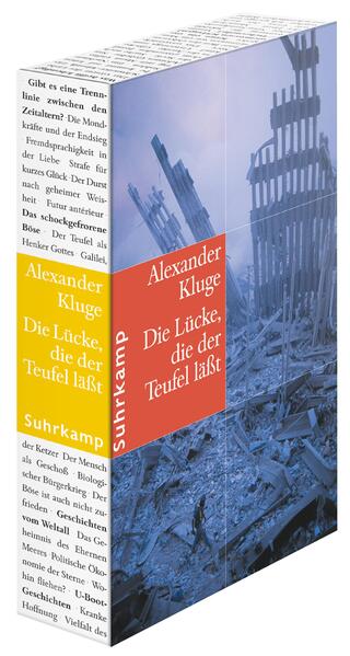 Mit einer Sammlung von 500, allesamt neuen, Geschichten, Die Lücke, die der Teufel läßt, setzt Alexander Kluge seine Chronik der Gefühle fort. Erzählte diese in »Lebensläufen« und »Basisgeschichten« von den Erfahrungen und vor allem den Gefühlen, mit denen wir auf Zeit, Epoche und deren Brüche reagieren, so führt das neue Buch über neun Kapitel in die Bedrohlichkeitsstruktur der Realität selbst. Stichworte wie Revolution und Weltkrieg, Tschnernobyl, 11. September oder Irakkrise bezeichnen einige der unheimlichsten Komplexe einer scheinbar kompakten, undurchdringlich-übermächtigen Wirklichkeit. In neun Kapiteln gehen Kluges Erzählungen diesen und anderen Menetekeln des 20. Jahrhunderts, der ihnen innewohnenden Mechanik und Zweckrationalität nach, um dann in einer großen Coda zum Schluß noch einmal alle Motive und Themen zu variieren - und zu wenden. Vor allem von Gegenläufigem zu Gefährdung und Auslöschung ist nun die Rede: in Geschichten von Heimkehrern, von Aufbruch und Andrang an den Außengrenzen der »Festung Europa«, von der Suche nach dem »Schatz des Lebens« und der tröstenden Aussicht, daß sich konkrete Menschen nicht allzulange auf der Höhe des Bösen halten: Das aber reißt die entscheidende Lücke in die Machinationen des Teufels. Es sind Geschichten von hoher analytischer Kraft: Aus der Perspektive von 2003, aus einer Neuen Welt, sagen sie uns: Die Erfahrungen des 20. Jahrhunderts sind nicht abschließend.