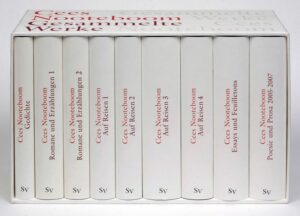 Im Herbst 2003 erschienen anläßlich des 70. Geburtstags von Cees Nooteboom im Suhrkamp Verlag die ersten drei Bände, zum 75. Geburtstag liegen die Gesammelten Werke in neun Bänden nun vollständig in hochwertiger Ausstattung vor: gebunden in dunkelrotem Leinen, mit eleganten, rein typographisch gestalteten Umschlägen, auf bestem Papier gedruckt, mit Lesebändchen und zahlreichen Abbildungen. Neben den Gedichten und den bekannten Romanen und Erzählungen wie Rituale, Allerseelen oder Die folgende Geschichte versammelt die Ausgabe erstmals sämtliche Reisegeschichten und -reportagen, darunter Der Umweg nach Santiago und Nootebooms Hotel, sowie die ganze Fülle seiner über die Jahre entstandenen Essays und Artikel zur Literatur, Kunst und Politik. Viele Texte wurden für die Gesammelten Werke erstmals ins Deutsche übersetzt, so daß die Entwicklung eines der Großen der Literatur unserer Tage durch fünf Jahrzehnte anschaulich und nachvollziehbar wird. Die Ausgabe zeichnet ein umfassendes Bild dieses so schöpferischen wie vielseitigen Autors, der nicht nur in allen Gegenden der Welt, sondern auch den meisten literarischen Genres zu Hause ist.