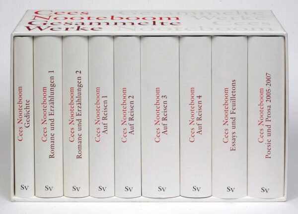 Im Herbst 2003 erschienen anläßlich des 70. Geburtstags von Cees Nooteboom im Suhrkamp Verlag die ersten drei Bände, zum 75. Geburtstag liegen die Gesammelten Werke in neun Bänden nun vollständig in hochwertiger Ausstattung vor: gebunden in dunkelrotem Leinen, mit eleganten, rein typographisch gestalteten Umschlägen, auf bestem Papier gedruckt, mit Lesebändchen und zahlreichen Abbildungen. Neben den Gedichten und den bekannten Romanen und Erzählungen wie Rituale, Allerseelen oder Die folgende Geschichte versammelt die Ausgabe erstmals sämtliche Reisegeschichten und -reportagen, darunter Der Umweg nach Santiago und Nootebooms Hotel, sowie die ganze Fülle seiner über die Jahre entstandenen Essays und Artikel zur Literatur, Kunst und Politik. Viele Texte wurden für die Gesammelten Werke erstmals ins Deutsche übersetzt, so daß die Entwicklung eines der Großen der Literatur unserer Tage durch fünf Jahrzehnte anschaulich und nachvollziehbar wird. Die Ausgabe zeichnet ein umfassendes Bild dieses so schöpferischen wie vielseitigen Autors, der nicht nur in allen Gegenden der Welt, sondern auch den meisten literarischen Genres zu Hause ist.