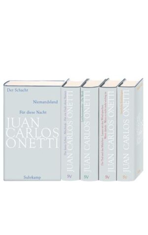 Juan Carlos Onetti ist der große Solitär in der modernen lateinamerikanischen Literatur, einer der maßgeblichen Schriftsteller des 20. Jahrhunderts, ein Autor von künstlerischer, ästhetischer und moralischer Kompromisslosigkeit. In gründlich revidierten Übersetzungen und zum Teil erstmals auf Deutsch bietet die Werkausgabe sämtliche vollendete Romane und Erzählungen Onettis, zusammen mit Anmerkungen und Nachworten der Herausgeber. Am Anfang steht sein ruppiger Erstling Der Schacht von 1939 - ein unausschöpflicher, immer neu zu lesender Text. Daneben enthält Band 1 der Werkausgabe die beiden bislang noch nie auf Deutsch erschienenen frühen Romane Niemandsland (1941) und Für diese Nacht (1943). Band 2 der Werkausgabe versammelt drei Romane: Das kurze Leben, 1950 erschienen, hat Onettis Ruhm begründet: ein herausforderndes, ebenso faszinierendes wie hartes Stück Literatur. Noch stärker verdichtet, enigmatisch bei erster Lektüre und immer leuchtender beim Wiederlesen, sind Onettis Kurzromane Abschiede und Für ein Grab ohne Namen von 1954 und 1959. Band 3 der Werkausgabe enthält die beiden Romane Leichensammler (1964) und Die Werft (1961), die das Herzstück des Zyklus von Santa María bilden: Mit wenigen Strichen eine Gestalt in ihrer widersprüchlichen persönlichen Wahrheit hervortreten zu lassen, eine Konstellation zweier Menschen wie eingeätzt zu umreißen, herausgelöst aus allen vorgegebenen Mustern: diese Kunst Onettis ist oft bewundert worden. Band 4 der Werkausgabe enthält Onettis letzten Romane, in ihnen steigt er tief hinab in den Schacht seiner Erfahrung des Lebens - aber wie unterschiedlich ist das, was er als Erzähler schreibend hervorholt: vier Romane, ›reife‹ und ›späte‹, die verschiedener nicht sein könnten und die in je eigener Form und Sprache eine besondere Geschichte erzählen. Der große Romancier Onetti hat ein Leben lang auch Geschichten geschrieben. In Band 5 der Werkausgabe sind erstmals sämtliche Erzählungen auf Deutsch versammelt, und so sehr