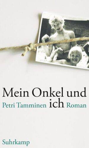 Während die Welt am Fernseher die Hochzeit von Lady Di und Prinz Charles verfolgt, sind Jussi und sein Onkel Olli unterwegs, um einen auch für finnische Verhältnisse ungewöhnlichen Einkauf zu erledigen: Der im Sterben liegende Großvater will seinen Sarg sehen. Jussi ist schüchtern und harmoniebedürftig, sein Onkel ein vitaler Draufgänger, ein Held - die Welt ist noch in Ordnung. Dreizehn Jahre später, Jussi wohnt inzwischen mit Frau und Sohn in der Stadt, sieht das schon anders aus: Im Verlauf eines als Angelurlaub geplanten Wochenendes wird er mit den Leidenschaften seines Onkels konfrontiert (Alkohol, die falschen Freunde und Frauen) - und muß sich ganz gegen seine Natur selbst als Held beweisen. Er ruft den Notarzt, nachdem das Gelage entgleist ist. Das Bild des Onkels bröckelt, die Männerfreundschaft nicht. 2005: Bei Prinz Charles hält mit Camilla ein ernüchterter Pragmatismus Einzug, und Jussi, 39, frisch geschieden, fährt zur Beerdigung seines vereinsamt heruntergekommenen Onkels. Er selbst hat es auch nicht weit gebracht, verläßliche Vorbilder sind rar. Petri Tamminen zeigt nach Der Eros des Nordens und Verstecke wieder einmal charmant finnisch: Womöglich haben es Männer nicht leicht.