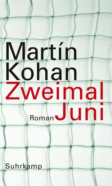 1978, 1982: Zweimal Juni, zweimal Fußballweltmeisterschaft, und beide Male verliert Argentinien knapp gegen Italien. Auf die erste Niederlage, in Buenos Aires, folgt dennoch der Titelgewinn und der propagandistische Triumph der Militärjunta. Die zweite Niederlage, in Spanien, führt nicht nur zum Ausscheiden der Nationalmannschaft - sie wird begleitet vom katastrophal gescheiterten Falklandkrieg, der das Ende der Schreckensherrschaft einleitet. Und doch gibt es selbst in solchen Zeiten immer auch Leute, die es ganz gut getroffen haben. Etwa der junge Rekrut, der zunächst bei einem Militärarzt als Fahrer arbeitet und später als Medizinstudent den Krieg in der Zeitung verfolgt. Als er aber auf einer Gefallenenliste einen Namen bemerkt, der ihm bekannt vorkommt, entspinnen sich seine Erinnerungen, die an ein grauenhaftes Ereignis rühren. Mit dieser scheinbar unbeteiligten Stimme eines Mitläufers macht der Roman den Leser zum Komplizen und gewinnt eine Drastik und Intensität, die einem den Atem raubt. Martín Kohan schrieb mit Zweimal Juni den maßgeblichen Roman über die traumatischen Ereignisse der letzten Militärdiktatur.