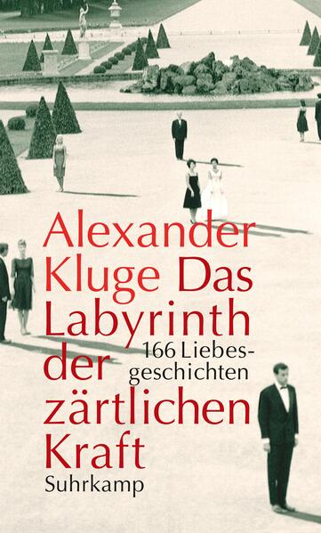 Es gibt keine menschliche Eigenschaft, die älter und fürs Überleben notwendiger ist als die Liebe. Wer liebt, sagt man, ist verkauft mit Haut und Haar. Zugleich ist Liebe, so heißt es in Bizets Carmen, „frei wie ein Vogel“. Wie verschieden ist sie von anderen guten Dingen, von ruhiger Freundlichkeit, unerschütterlicher Ruhe, Vertragstreue und von ausgeglichenen Bilanzen! Sie ist ein ‚Attraktor’, unbezwinglich wie die Gravitation, nach der die Sterne tanzen. Zugleich aber der dunklen Energie ähnlich, die uns in eine unbekannte Zukunft vorwärtstreibt. In diesem Labyrinth der Gegensätze kann man sich verirren. In Zeiten der Not und der Finanzkrise versammelt sich die zärtliche Kraft an deren Gegenpol im Erzählten. Denn sie besitzt ihre ganz eigene Ökonomie. Die meisten der hier versammelten 166 Liebesgeschichten sind längst geschrieben. Sie verbargen sich bisher in den 2000 Texten von Alexander Kluge. „Basisgeschichten“ war einer ihrer Namen. Nun ordnen sie sich thematisch neu und in Gesellschaft neuer Geschichten und Reflexionen zu einem Flug über die Landkarten der Liebe. Auf einem Hochplateau endet dieser Flug, im Herzen des schönsten Liebesromans der nichtsentimentalen Tradition und einem Kardinaltext der Moderne über Beziehungsökonomie: der Princesse de Clèves der Madame de La Fayette. Mit einer DVD - Nachrichten vom Tausendfüßler. 21 unveröffentlichte Filme Länge: 158 Minuten Liebe baut ihre Gärten und Nester in den Formen der poetischen Kraft: Mit Hilfe von Büchern, von Filmen und Musikstücken. Zwei dieser Parameter fehlen in einem gedruckten Text. Deshalb ergänzt die folgende DVD die Geschichten durch bewegte Bilder, Filme und durch Schriften, die sich zu Musik bewegen. 1. Reimlexikon von 1826. Stichwort Liebe. (2’ 24’’) Die besten Reime von „Liebe“ bis „Getriebe“. Musik: If All of the Dead are Coming Ahead. Von Gustav & Band (Eva Jantschitsch). 2. Ein Liebespaar in Babylon. (2’ 27’’) Das Bergmädchen. Vor 6.000 Jahren. Das „Bergmädchen“ tr