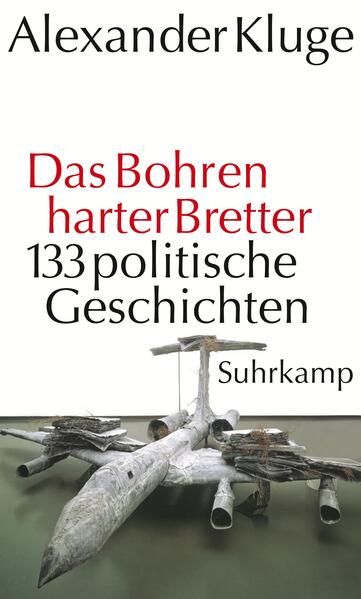 Von Max Weber stammt der berühmte Satz, die Politik sei »ein starkes langsames Bohren von harten Brettern mit Leidenschaft und Augenmaß zugleich«. Von ihm ausgehend, untersucht Kluge in 133 Geschichten jene Werkzeuge, die politisch agierenden Menschen im harten Kampf um die Macht zur Verfügung stehen. Für intelligente Zähigkeit als Voraussetzung politischer Veränderung ist Max Webers Bohrer gewiß ein geeignetes Bild. Was ist aber ein Hammer im politischen Geschäft? Was heißt ›Feingriff‹? Und zuletzt führen alle Fragen auf die eine: Was ist dieses ›Politische‹ überhaupt? Inmitten der aufgeregten Debatten über Stuttgart 21 und Sarrazin behält Kluge kühlen Kopf. Ihn als Literaten interessiert die Frage: »Wie erzählt man davon?« Politik, sagt er, ist ein besonderer Aggregatzustand alltäglicher Gefühle. Sie ist überall. Sie bewegt private Lebensläufe ebenso wie die Öffentlichkeit. Und so behaupten sich in seiner Geschichte neben den Großen auch die Kleinen, Unbekannten, fast Namenlosen: Elfriede Eilers neben Perikles und Putin und die in 700 Meter Tiefe versunkenen chilenischen Bergleute neben Napoleon, Obama und Angela Merkel, der »Kanzlerin am falschen Ort«.