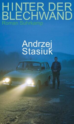 In einem alten Lieferwagen klappern Wladek und Pawel die Märkte und Basare Südosteuropas ab. Bis vor kurzem sind sie ihre Second-Hand-Klamotten aus »Paris-London-New York« ohne Probleme losgeworden. Doch neuerdings tauchen zwischen Blech, Beton und schmutzigen Glasscheiben farbenfrohe Häuserblocks auf: malerische Hieroglyphen preisen Textilien aus China zu Dumpingpreisen an. Als Wladek sich in die Kartenverkäuferin eines slowakischen Wanderrummels verliebt, werden die beiden Freunde unversehens in das kriminelle Treiben von Menschenschmugglern hineingezogen. Was wie eine melancholisch-meditative »road novel« begann, entwickelt sich zu einer rasanten Verfolgungsgeschichte, in der es nicht mehr um gefälschte chinesische Westwaren, sondern um Leben und Tod geht. Andrzej Stasiuk hat einen Roman der Gegenwart und der Zukunft geschrieben - wie die Globalisierung über den Osten hereinbricht und ihn verwandelt. Szenen von verstörender Grausamkeit, Episoden von inständiger Zartheit, ein Abgesang auf den europäischen Kontinent: in dieser Melange liegt der Reiz seines neuen Buches. Die meisterhaft gezeichneten Landschaften im Abendlicht der Geschichte bilden den Hintergrund einer Erzählung vom materiellen und moralischen Zusammenbruch einer ganzen Lebenswelt.