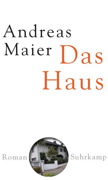 Am Beginn dieses Lebens ist Herbst, und Enten schwimmen auf dem Bad Nauheimer Teich. Der Erzähler erinnert sich an ein Paradies, ein Leben ganz ohne Menschen und Zwänge. Die ersten drei Jahre verlebt er bei seiner Urgroßmutter. Aber dann kommt der Einzug in das große, neue Haus der Familie, das dort gebaut worden ist, wo vormals die Apfelbäume standen. Das leere Haus wird zum Lebenszentrum des Kindes. Auf der Flucht vor dem grellen Küchenlicht des gemeinsamen Abendessens werden die unteren Regionen, die Kellerräume mit ihren Ölbrennern und Tankanlagen, zu seiner abgründigen Heimat. Das Kind spricht lange nicht, nimmt keinen Kontakt zu seiner Umwelt auf, wird zu Ärzten gebracht. Später fliegt der Keller als Raumschiff Enterprise in den Wetterauer Himmel, und der ältere Bruder ist der Kommandant. Während die Schwester, laut wie die Posaunen von Jericho, die Wände des Hauses zum Erzittern bringt. Mit "Das Haus" setzt Andreas Maier konsequent fort, was er mit seinem Erfolgsroman "Das Zimmer" begonnen hat. Ein Buch, ein Haus, ein Leben, nahe herangezoomt, dann wieder fast klinisch sezierend auf Abstand gebracht und immer erfüllt von der Seele des Kindes - und von dem vielleicht, was wir lange schon vergessen haben, auch wenn es einmal unser aller Ursprung gewesen ist.