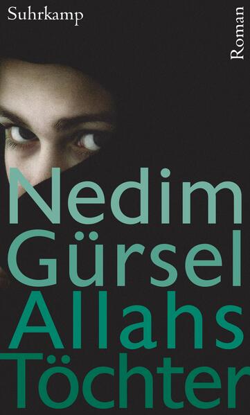 Nedim Gürsel, Jahrgang 1951, erzählt von der eigenen Kindheit, die er bei den Großeltern in Manisa in der Türkei verlebte. Der Großvater führt Nedim in die Welt des Islam ein. Er tut es sanft und menschlich. Trotzdem beschäftigen und plagen den Jungen die Rätsel, Wunder und Legenden der Religion - von denen Gürsel ebenfalls erzählt: von der »Kindheit« des Islam, in der »Allahs Töchter« dem Kampf Mohammeds für den einen Gott zu weichen haben. In einer Mischung aus Bedauern, Eifersucht, Neid und Faszination läßt er Lat, Manat und Uzza - so heißen die drei weiblichen Götzen - aus der Kaaba in Mekka berichten. Der Großvater diente im Ersten Weltkrieg »nebenan«, in Medina, als Soldat. Aus seinen Erinnerungen erfahren wir mehr über den Untergang des Osmanischen Reichs, über Geburtswehen und »Kindheit« der modernen Türkei. Muslime kämpften gegen Muslime, Türken gegen Araber und Engländer … Das alles ist aktuellste Vorgeschichte der Gegenwart, in der uns der Islam in manchen Erscheinungen absolut und bedrohlich begegnet. Fast unter der Hand führt Gürsels Geschichtenerzählen zu einer menschlich relativierenden Betrachtungsweise. (Übrigens ist, wovon der Autor die Töchter Allahs singen und klagen läßt, zwar überraschend und wenig bekannt, es entstammt jedoch der islamischen Überlieferung - weshalb von Blasphemie nicht die Rede sein kann.) Einnehmend, phantastisch und erhellend ist Nedim Gürsels weit in die Vergangenheit - bis zu Allahs Töchtern - ausgreifender Entwicklungsroman eines türkischen Jungen in der Mitte des 20. Jahrhunderts.