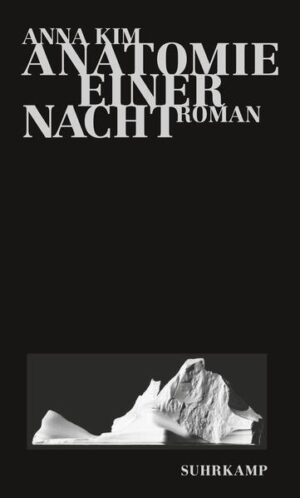 In der Nacht vom 31. August auf den 1. September 2008 nehmen sich in einer kleinen Stadt im verarmten und weitgehend isolierten Osten Grönlands elf Menschen das Leben. Wie eine Epidemie breitet sich der Freitod in allen gesellschaftlichen Schichten und Altersgruppen des Ortes aus, dessen Bewohner sich »durch eine Berührung oder einen Blick infiziert« zu haben scheinen. Oberflächlich betrachtet, stehen diese Selbstmorde in keinerlei Zusammenhang, nur einige der Toten kannten sich flüchtig. Und doch fragt sich der außenstehende Beobachter: »Ist es nicht ein Trugschluss zu glauben, das Leben eines Einzelnen habe Bedeutung nur für sich betrachtet? Genauso wenig wie der Tod eines Einzelnen Sinn macht, isoliert vom Leben der anderen.« Der Roman »Anatomie einer Nacht« von Anna Kim erzählt die letzten Stunden von elf Menschen, und er erzählt von Grönland, diesem Land der Extreme, über dem so viel Kälte und Einsamkeit und tröstlicher Zauber zugleich liegt. Behutsam und in eindringlichen Bildern folgt die Autorin den lebensgeschichtlichen Verzweigungen ihrer Figuren und gibt Antwort darauf, warum diese eine Nacht nur so ablaufen konnte, wie sie ablief.