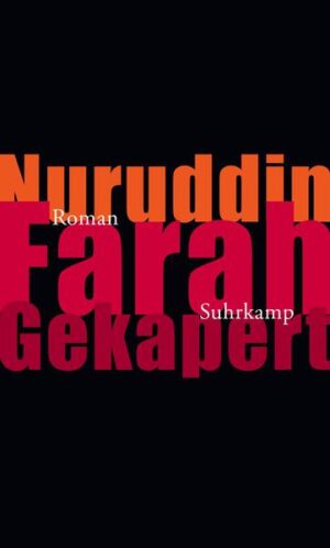 Mit »Gekapert« vollendet der große afrikanische Erzähler Nuruddin Farah den Romanzyklus über seine Heimat Somalia. Er zeichnet ein tief bewegendes und bestürzendes Bild eines zerrissenen Landes. Jebleeh, der seit Jahren in Amerika lebt, kehrt für einen Besuch in seine Heimatstadt zurück, begleitet von seinem Schwiegersohn Malik, einem Journalisten, der über die Unruhen in der Region schreiben will. Im Jahr 2006 ist Mogadischu vom Bürgerkrieg gezeichnet, die Stimmung beklemmend. Das Chaos einer von Warlords besetzten Stadt, das Jebleeh von seinem letzten Besuch erinnert, ist nun einer unheimlichen Ruhe gewichen, die von den allgegenwärtigen peitschentragenden Männern in weißen Mänteln - den Schergen der islamistischen Organisation Al-Shabaab - noch verstärkt wird. Unterdessen landet Maliks Bruder Ahl auf der Suche nach seinem verschwundenen Sohn in Puntland, einer Region, die allgemein als Unterschlupf der Piraten bekannt ist. Und während die Somalier sich gegen die äthiopische Invasion wappnen, Piraten die Seewege verunsichern, werden die Brüder immer tiefer in die Wirren des Bürgerkriegs hineingezogen.