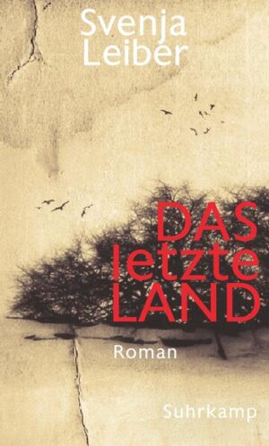 Anfang des 20. Jahrhunderts im deutschen Norden. Ruven Preuk, jüngster Sohn des Stellmachers, verfügt schon als Kind über eine außerordentliche musikalische Begabung: Er sieht Töne, und auf seiner Geige spielt er sonderbare Melodien. Das bringt ihm auf dem Dorf, wo das Leben hart und einfach ist, nicht nur Bewunderung ein. Schließlich erkennt auch der alte Preuk, dass mit seinem Sohn nichts anzufangen ist. Verzweifelt versucht er ihm die Töne aus dem Leib zu prügeln. Dann lässt er ihn ziehen. In der Stadt lernt Ruven beim Juden Goldbaum, in dessen Enkelin Rahel er sich ebenso verliebt wie in den Glauben an eine strahlende Karriere. Kunst bedeutet Freiheit und Anerkennung, aber die Nazis legen schon die Gewehre an. Als sein Durchbruch unmittelbar bevorsteht, reißt der Zweite Weltkrieg Deutschland in den Abgrund. Und Ruven muss erneut seinen Weg finden, am Ende aller Melodien. Mit ihrem neuen Buch legt Svenja Leiber einen kapitalen Bildungsroman vor: Während um ihn herum ein ganzes Land in sich zusammenfällt, folgt ein außergewöhnlicher Musiker gegen alle Widerstände seiner Begabung.