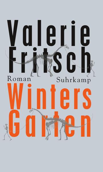 Winters Garten, so heißt die idyllische Kolonie jenseits der Stadt, in der alles üppig wächst und gedeiht, die Pflanzen wie die Tiere, in der die Alten abends geigend auf der Veranda sitzen, die Eltern ihre Säuglinge wiegen und die Hofhunde den Kindern das Blut von den aufgeschlagenen Knien lecken. Winters Garten, das ist der Sehnsuchtsort, an den der Vogelzüchter Anton mit seiner Frau Frederike nach Jahren in der Stadt zurückkehrt, als alles in Bewegung gerät und sich wandelt: die Häuser und Straßenzüge verfallen, die wilden Tiere in die Vorgärten und Hinterhöfe eindringen und der Schlaf der Menschen schwer ist von Träumen, in denen das Leben, wie sie es bisher kannten, aufhört zu existieren. Sprachmächtig und in sinnlichen Bildern erzählt die junge österreichische Autorin Valerie Fritsch von einer Welt aus den Fugen. Und von zwei Menschen, die sich unsterblich ineinander verlieben, als die Gegenwart nichts mehr verspricht und die Zukunft womöglich ein Traum bleiben muss.