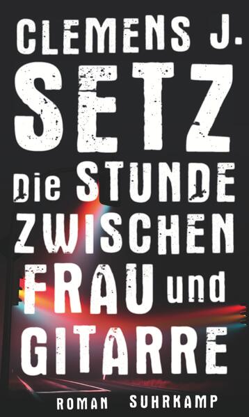 Spannend, abgründig, aufwühlend - 1000 Seiten Setz Was geschah in der Stunde zwischen Frau und Gitarre? In einem Wohnheim für behinderte Menschen wird die junge Natalie Reinegger Bezugsbetreuerin von Alexander Dorm. Der Mann sitzt im Rollstuhl, ist von unberechenbarem Temperament und gilt als »schwierig«. Dennoch erhält er jede Woche Besuch - ausgerechnet von Christopher Hollberg, jenem Mann, dessen Leben er vor Jahren zerstört haben soll, als er ihn als Stalker verfolgte und damit Hollbergs Frau in den Selbstmord trieb. Das Arrangement funktioniere zu beiderseitigem Vorteil, versichert man Natalie, die beiden seien einander sehr zugetan. Aber bald verstört die junge Frau die unverhohlene Abneigung, mit der Hollberg seinem vermeintlichen Freund begegnet. Sie versucht, hinter das Geheimnis des undurchschaubaren Besuchers zu kommen und die Motive seines Handelns zu verstehen. Dieser Roman ist eine Bergwerksfahrt in die Welt des Clemens J. Setz. Sie fördert ihre innere Ordnung zutage, ihre Geheimnisse und Prinzipien: Macht und Ohnmacht, Sinnsuche und Orientierungsverlust, Unterwerfung und Liebe in allen Spielarten - fürsorglich, respektvoll, besessen, Liebe als Wahn und als Manipulation. Und Rache. So subtil und schmerzhaft, dass die Frage nach Täter und Opfer in namenloses Gelände führt.