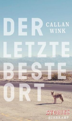 Literatur wie eine Nacht im Freien Es ist ein Ort, an dem die Arbeit für gewöhnlich hart, Geld knapp und die Natur prächtig ist, durchgezogen vom Band des Yellowstone River, mit den Rockies am Horizont. Für die Männer in Callan Winks Stories ist es der letzte beste Ort und ihr Zuhause. Doch jeder von ihnen läuft Gefahr, in der Weite des heutigen American West verloren zu gehen: Einer bezahlt einen Faustschlag mit zwei Jahren Gefängnis. Ein anderer schmeißt alles hin, um auf einer Farm zu schuften. Und noch ein anderer befreit aus Mitleid einen Hund, kurze Zeit später flieht er vor zwei bewaffneten Verrückten quer über die Felsen durch die Nacht, barfuß und nackt … Callan Wink hat ein Buch über Sehnsucht, Schuld und das Kräftemessen mit der Natur geschrieben. »Der letzte beste Ort« ist der fulminante Auftakt eines Erzählers, der Richard Ford und Philipp Meyer nachfolgt. Durchwirkt von der Ehrfurcht gegenüber der Schönheit seiner Heimat, in einer Sprache von kristalliner Vehemenz.