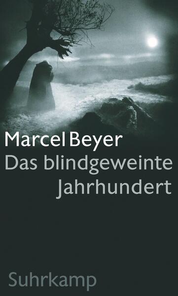 Ist Literatur im exterministischen 20. Jahrhundert, in dem Tod ein Meister aus Deutschland geworden ist, noch möglich? Ist ihre Daseinsberechtigung entfallen, da nach Auschwitz jede kulturelle Produktion nur Ausdruck der Barbarei sein kann? Ist Literatur gerade wegen der Gräueltaten notwendig, gar unumgänglich? Welcher Verfahren hat sich solche Literatur zu bedienen? Diese Fragen verfolgt der Georg-Büchner-Preisträger des Jahres 2016 in seinen poetischen Untersuchungen und hat eine ebenso knappe wie weitreichende Antwort parat: durch Detailarbeit am Material der Realität wie der Literatur. Marcel Beyer verfährt bei seinen Erkundungen des Status von Literatur nach dem Ausschlussprinzip: das Radio funktioniert als notwendigerweise eindimensionales Medium