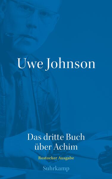 Als Das dritte Buch über Achim im September 1961 erschien, wurde es der Roman zum Mauerbau. Erzählt wird, wie der Versuch eines BRD-Reporters, die Biografie eines Radsport-Idols der DDR zu schreiben, an den deutsch-deutschen Unterschieden scheitert. Johnsons Buch traf den historischen Moment: Es macht den Grenzverlauf sichtbar und zeichnet ein präzises Bild beider Deutschlands bis in die tagespolitische Aktualität des Jahres 1960. Knapp 60 Jahre später ist der Roman nicht weniger aktuell, allerdings aus anderen Gründen: Er handelt von Kompromissen und Lebenslügen, von Ästhetik und Ideologie, vom Missbrauch des Sports und der Sprache für politische Zwecke. Nicht zuletzt ist nun erkennbar, dass Das dritte Buch über Achim auch eine Selbstverständigung des jungen Uwe Johnson ist über ein Schreiben unter den Bedingungen, von denen der Roman erzählt. Er ist ein formales Experiment, das die Leser in ein Gespräch ziehen soll über die Unmöglichkeit, ein Leben durch Erzählen zu erfassen. Das dritte Buch über Achim erscheint als Band 3 der Rostocker Ausgabe der Werke, Schriften und Briefe von Uwe Johnson.