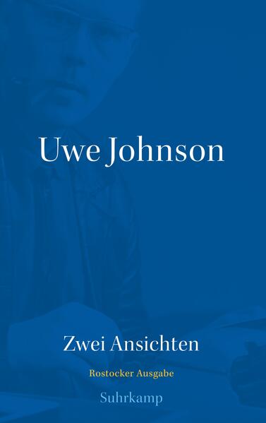 Zwei Ansichten spielt im Jahr 1961. Uwe Johnson erzählt von einer Krankenschwester aus Ost-Berlin und einem Fotografen aus Schleswig-Holstein. Sie lernen sich in West-Berlin kennen, die Mauer wird gebaut, sie werden getrennt. Die Geschichte handelt von ihrem Versuch, die Mauer zu überwinden, von den »Städten Berlin«, von der Macht der Medien, vom Alltag im Kalten Krieg. Erzählt wird von privaten Ängsten und politischen Zwängen, von Mut und von Zweifeln, erzählt wird eine Geschichte aus zwei Perspektiven. Es ist eine nüchterne und sprachlich genaue Bestandsaufnahme der geteilten Welt, die Verständnis für das historische Geschehen erzeugt: »Die Maschine tauchte in das naßgraue Wetter über den beiden Berlin, nicht weit von dem einen setzte sie im anderen auf.« - Sechzig Jahre nach seiner Entstehung provoziert der Roman die Frage, ob die deutsche Teilung überwunden ist. Zwei Ansichten erscheint als Band 5 der Rostocker Ausgabe der Werke, Schriften und Briefe von Uwe Johnson.