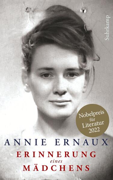 Nobelpreis für Literatur 2022 Sommer 1958: Annie Duchesne wird 18 Jahre alt. Sie arbeitet als Betreuerin in einer Ferienkolonie. Sie findet in eine Clique, zusammen feiern sie Feten, genießen ihre Jugend. Und Annie ist in H. verliebt, mit ihm hat sie ihr erstes Mal. Eine Nacht, die einen anhaltenden Schock bedeutet. Auch weil H. sie fortan ignoriert, sie weiß nicht, wohin mit sich und lässt sich auf andere ein. Schnell ist sie verfemt. Was folgt, sind Ausgrenzung, der Hohn der anderen, ihre eigene Scham. Und Schweigen. Denn über 55 Jahre braucht Annie Ernaux, um sich dieser »Erinnerung der Scham« stellen zu können - anhand von Fotografien und Briefen schreibt sie von einer Zeit, die sich in ihren Körper gebrannt hat. Die ihre Moral, ihre Sexualität, ihr ganzes langes Leben geprägt und bestimmt hat. Mit schonungsloser Genauigkeit erzählt Annie Ernaux von ihrer ersten sexuellen Begegnung - von Macht, Ohnmacht und Unterwerfung. Von einer Wunde, die niemals ausgeheilt ist. Und vom teuer bezahlten Erkennen des eigenen Werts.