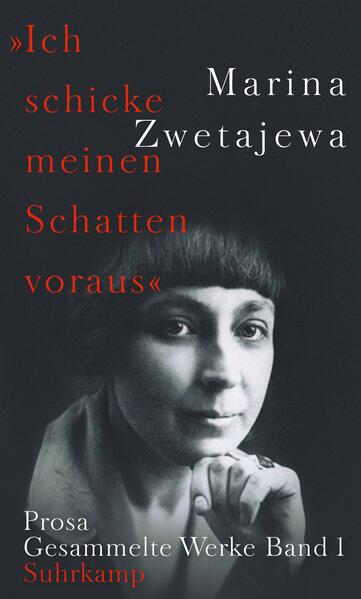 Marina Zwetajewa, neben Anna Achmatowa die bedeutendste russische Dichterin des 20. Jahrhunderts, war auch in ihrer Prosa unverkennbar Lyrikerin. Ob sie, wie in ihrer Tagebuchprosa, das Chaos der Revolutions- und Bürgerkriegsjahre schildert oder in ihren autobiographischen Erzählungen die verlorenenen Kindheitsparadiese aufruft, immer ist die Sprache - assoziativ, lyrisch, intensiv - die eigentliche Protagonistin. Der Band versammelt Texte unterschiedlicher Lebensphasen: Die Moskauer Aufzeichnungen aus den Jahren 1917-1921 geben Zeugnis von den Revolutions- und Kriegswirren. »Über Deutschland« entwirft das Idealbild von einem Ort des Geistes, das während der Jahre ihrer Emigration rasch zerfallen wird. 1933, in der Not des Exils, beginnt Zwetajewa, sich in autobiographischen Erzählungen ihrer frühesten Erfahrungen zu versichern: behütete, doch unruhige erste Lebensjahre mit Stationen in Freiburg, Nervi und Lausanne, die überschattet waren vom frühen Tod der Mutter. Die »Erzählung von Sonetschka« vergegenwärtigt ihre Liebe zu der Schauspielerin Sofia Gollidej. Mit der vorliegenden Auswahl gilt es die Prosa einer der größten europäischen Dichterinnen der Moderne neu zu entdecken, deren Leidenschaft und Dringlichkeit man sich kaum entziehen kann.