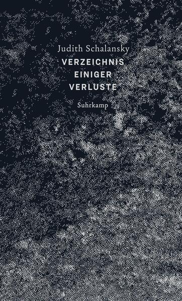 Die Weltgeschichte ist voller Dinge, die verloren sind - mutwillig zerstört oder im Lauf der Zeit abhandengekommen. In ihrem neuen Buch widmet sich Judith Schalansky dem, was das Verlorene hinterlässt: verhallte Echos und verwischte Spuren, Geru?chte und Legenden, Auslassungszeichen und Phantomschmerzen. Ausgehend von verlorengegangenen Natur- und Kunstgegenständen wie den Liedern der Sappho, dem abgerissenen Palast der Republik, einer ausgestorbenen Tigerart oder einer im Pazifik versunkenen Insel, entwirft sie ein naturgemäß unvollständiges Verzeichnis des Verschollenen und Verschwundenen, das seine erzählerische Kraft dort entfaltet, wo die herkömmliche Überlieferung versagt. Die Protagonisten dieser Geschichten sind Figuren im Abseits, die gegen die Vergänglichkeit ankämpfen: ein alter Mann, der das Wissen der Menschheit in seinem Tessiner Garten hortet, ein Ruinenmaler, der die Vergangenheit erschafft, wie sie niemals war, die gealterte Greta Garbo, die durch Manhattan streift und sich fragt, wann genau sie wohl gestorben sein mag, und die Schriftstellerin Schalansky, die in den Leerstellen ihrer eigenen Kindheit die Geschichtslosigkeit der DDR aufspürt. So handelt dieses Buch gleichermaßen vom Suchen wie vom Finden, vom Verlieren wie vom Gewinnen und zeigt, dass der Unterschied zwischen An- und Abwesenheit womöglich marginal ist, solange es die Erinnerung gibt - und eine Literatur, die erfahrbar macht, wie nah Bewahren und Zerstören, Verlust und Schöpfung beieinanderliegen.