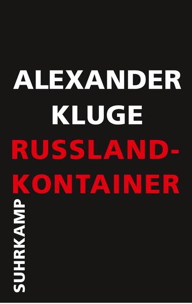 Nicht nur über eine derzeit umstrittene Pipeline, sondern auch über Jahrhunderte des Austauschs wie der Abstoßung waren und sind Rußland und Deutschland einander so fern wie verbunden. Die politische Gegenwart scheint kritisch, die Zeichen stehen auf Konflikt und Polarität. In dieser Lage macht Alexander Kluge Rußland zum ausschließlichen Thema eines neuen Großbandes. In dezidiert poetischer Weise, nicht mit dem herrischen Willen zur Synthese, nähert er sich dem unermeßlichen Terrain des größten Landes der Erde und der Mehrzahl seiner Seelen. Ihm geht es um den »ungeknechteten« Stoff, der dem Leser und den Materialien »die Freiheit lässt zu atmen«. Diese Freiheit realisiert sich in polymorpher Darstellung: Aus dem historisch geprägten Blickwinkel deutscher Patrioten wie Humboldt und Kleist ebenso wie aus der erzählerischen Sicht eines Franz Kafka und eines Heiner Müller, aus der Perspektive der Bismarckschen Rückversicherungspolitik, aus der Faszination eines revolutionären Erneuerungsversuchs, aus den utopischen und heterotopischen Erwartungen des 20. und 21. Jahrhunderts, aber auch - und möglicherweise vor allem - aus der dezidiert weiblichen Empathie einer Swetlana Alexijewitsch und der Rußlandliebe seiner Schwester Alexandra: »In ihrem Auftrag schreibe ich dieses Buch.«