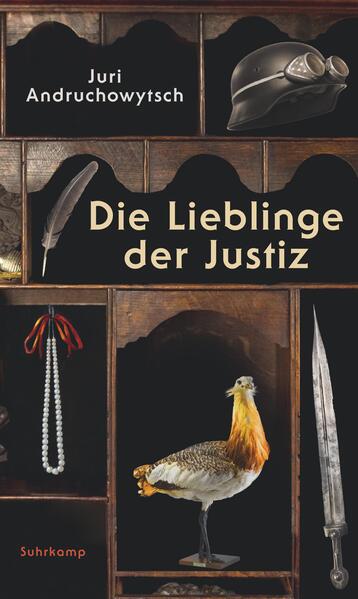 Die Lieblinge der Justiz, das sind Verbrechen und Verbrecher, echte und vermeintliche: Bohdan Staschynskyj zum Beispiel, ein KGB-Agent und Auftragskiller, der den ukrainischen Nationalisten Stepan Bandera in seinem Münchner Exil ermordet, dann aber wegen der Liebe zu einer ostdeutschen Friseurin mit ihr in den Westen flieht und sich stellt. Oder Mario, der Kolonialwarenhändler aus Kolomea im östlichen Hinterland der k. und k. Monarchie: Er ist jung, erfolgreich, seiner Frau Maria in schöner, wilder Liebe zugetan - aber seine geheime Verabredung mit einem karpatischen Molfar-Zauberer wird sich als so fatal erweisen, dass ihm nicht einmal mehr Kaiser Franz Joseph daselbst zu helfen vermag. Juri Andruchowytsch entfaltet in seinem neuen Buch ein die Jahrhunderte umspannendes Panorama von Mord, Liebe und Verrat, von der Monstrosität des Verbrechens und der Justiz. Und doch ist nicht alles, wie es scheint ...