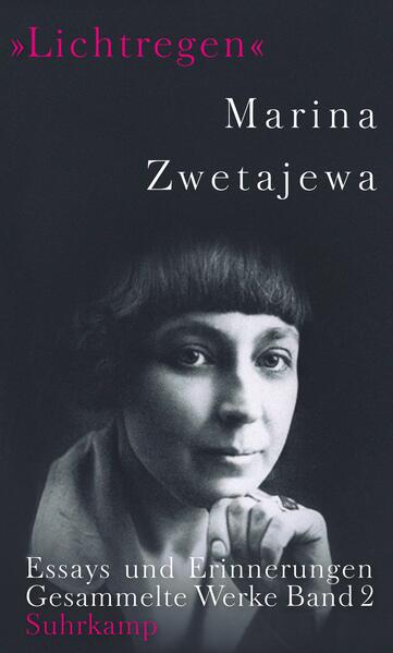 Marina Zwetajewa, neben Anna Achmatowa die wichtigste russische Dichterin der Moderne, lässt sich in Lichtregen, dem zweiten Band der auf vier Bände angelegten Werkausgabe, nicht nur als radikale Sprachkünstlerin, sondern auch als scharfsinnige und leidenschaftliche Essayistin erfahren: Die erste Abteilung, »Erinnerungen an Zeitgenossen«, versammelt Porträts verstorbener Dichterkollegen und Freunde, darunter Ikonen des Silbernen Zeitalters wie Walerij Brjussow und Konstantin Balmont, aber auch Ossip Mandelstam, Boris Pasternak, Rainer Maria Rilke und die avantgardistische Malerin Natalja Gontscharowa. Zwetajewa durchstreift Korrespondenzen und Gedichte, erzählerische Passagen und luzide Beobachtungen folgen auf prägnant protokollierte Gespräche. Dem Skandalon des Todes setzt sie - empfindsam, frei, schöpferisch - »Lebendes über Lebende« entgegen. Die zweite Abteilung, »Essays«, bündelt eine Auswahl von Zwetajewas poetologischen Texten, denen sie sich in den Jahren von 1928 bis 1938 zuwandte. Darin schreibt sie über die Rolle des Kritikers oder die Übersetzung von Goethes »Erlkönig« ins Russische, sondiert das Terrain poetischer Schöpfung und - in »Mein weiblicher Bruder«, einem Text, den sie auf Französisch verfasste - jenes der gleichgeschlechtlichen Liebe. Ihre Erinnerungen an Zeitgenossen und Essays waren für Zwetajewa zugleich auch immer »Anlass zu sich selbst«. Lichtregen erlaubt die Auseinandersetzung mit einer weiteren Facette des Werkes von Marina Zwetajewa, das von radikaler Hingabe und Ausgesetztheit zeugt.