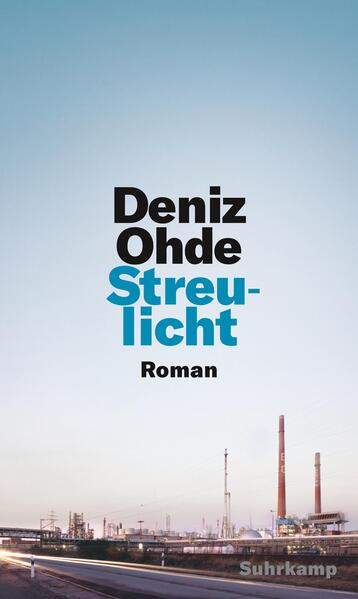 Industrieschnee markiert die Grenzen des Orts, eine feine Säure liegt in der Luft, und hinter der Werksbrücke rauschen die Fertigungshallen, wo der Vater tagein, tagaus Aluminiumbleche beizt. Hier ist die Ich-Erzählerin aufgewachsen, hierher kommt sie zurück, als ihre Kindheitsfreunde heiraten. Und während sie die alten Wege geht, erinnert sie sich: an den Vater und den erblindeten Großvater, die kaum sprachen, die keine Veränderungen wollten und nichts wegwerfen konnten, bis der Hausrat aus allen Schränken quoll. An die Mutter, deren Freiheitsdrang in der Enge einer westdeutschen Arbeiterwohnung erstickte, ehe sie in einem kurzen Aufbegehren die Koffer packte und die Tochter beim trinkenden Vater ließ. An den frühen Schulabbruch und die Anstrengung, im zweiten Anlauf Versäumtes nachzuholen, an die Scham und die Angst - zuerst davor, nicht zu bestehen, dann davor, als Aufsteigerin auf ihren Platz zurückverwiesen zu werden. Wahrhaftig und einfühlsam erkundet Deniz Ohde in ihrem Debütroman die feinen Unterschiede in unserer Gesellschaft. Satz für Satz spürt sie den Sollbruchstellen im Leben der Erzählerin nach, den Zuschreibungen und Erwartungen an sie als Arbeiterkind, der Kluft zwischen Bildungsversprechen und erfahrener Ungleichheit, der verinnerlichten Abwertung und dem Versuch, sich davon zu befreien.