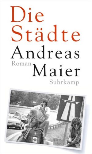 In der neuen Folge seiner Ortsumgehung nimmt uns Andreas Maier mit auf Reisen. Er zeichnet das Bild der vergangenen Jahrzehnte anhand der Städte und Landschaften, die die Urlaubsrouten einer mobilitätsbesessenen Gesellschaft flankierten. Mal ist er als siebenjähriges Kind mit den Eltern im Auto unterwegs zur verhassten Ferienwohnung in Brixen, mal trampt er als Sechzehnjähriger nach Südfrankreich und hört sich Nacktbusendiskurse am Strand an. Im Piemont klappt ein Selbstmord ganz und gar nicht, und schließlich, als der Billigfliegertourismus massenhaft über uns hereinbricht, fährt er lieber nach Weimar und sieht dort zu seiner Überraschung die neuen Rechten über den Frauenplan marschieren. »Ach, vergeblich das Fahren!«, dichtete einstmals Gottfried Benn. Die Vergeblichkeit seines und womöglich unser aller Fahrens und Reisens schildert Andreas Maier in seiner ihm eigenen raffinierten und wie immer hochkomischen Art. Dabei gelingt ihm mit zauberhafter Leichtigkeit ein Gesellschaftsporträt über drei Jahrzehnte hinweg.