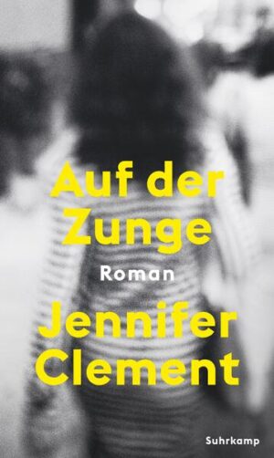 Eine Frau streift durch Manhattan. Mit jedem Schritt weiter weg von einem Zuhause, in dem die Liebe blass, der Ehemann sprachlos geworden ist, trotz der langen schönen Zeit. Auf ihren Streifzügen entlang der Brownstones und den emporragenden Feuertreppen begegnen ihr Männer, wie aus der Phantasie entstiegen: der Dichter, der Astronaut, der Räuber, der Löwenbändiger … In diesen Momenten findet sie etwas, das sie für immer verloren glaubte. Lebendigkeit, Sinnlichkeit, Mut, die Spuren unmissverständlicher Gegenwart. Was muss sie tun, damit diese Gefühle nie wieder fliehen? Damit sie nicht verloren geht, wie die Menschen um sie herum, wie der Charakter dieser Stadt, die vom ganzen Geld der Welt für sie so still geworden ist, wie der Ehemann, der jeden Abend fragt: „Wo bist du gewesen?“ Jennifer Clement hat eine Sehnsuchtshymne geschrieben. Mit Auf der Zunge beschwört sie das Aufbäumen einer Frau gegen den Verlust der Träume und der Leidenschaft. In sanft-lyrischen, in brutal-ehrlichen Bildern erschafft sie ein Denkmal für einen geliebten Ort, eine geliebte Zeit im Leben.