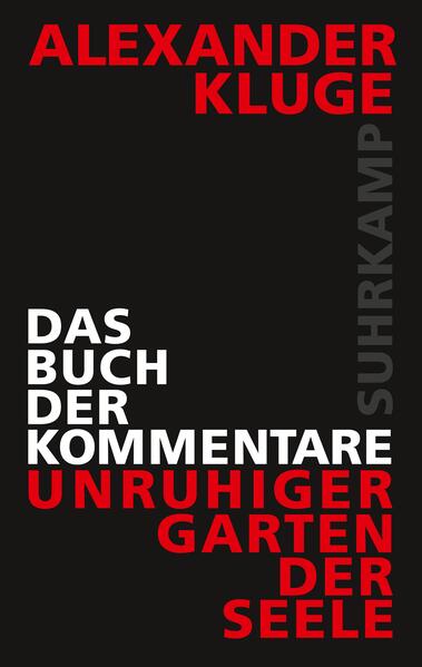 Zum Anlass seines 90. Geburtstags erscheinend, ist dies vielleicht das persönlichste Buch von Alexander Kluge. Das Buch der Kommentare folgt dem spielerischen Geschwisterkind Zirkus. Kommentar auf dem Fuße, bietet diesem zugleich aber die Stirn, führt den Leser mit bitterem Ernst hinein in den »unruhigen Garten der Seele«. Ausgangspunkt der Erzählung ist der düstere Advent 2020. Wir erleben eine Karambolage zweier Lebenswelten: Ein Virus drängt sich in unser Leben ein und stellt an unsere Gewohnheiten und unsere Intelligenz hartnäckige Fragen - vertraute Fragen und doch in ganz neuer Beleuchtung: Wie verlässlich sind die obersten Führungsetagen unserer Welt? Wie zerbrechlich ist der Mensch? Was ist ein »Selbst«, ein »Ego« und ein »Ich«? Wie erzählt man von der Nähe? Und welche Rolle spielt dabei die Orientierung: DER KOMMENTAR? »Kommentare sind kein lineares Narrativ. Sie sind Bergwerke, Katakomben, Brunnen, die stollenartig in die Tiefe graben. Es reizt mich, diese besondere Form der Narration neu zu erproben.« Mit dieser programmatischen Ausdeutung des Begriffs »Kommentar« führt Kluges neues Buch weit zurück in die antike Bibliothek von Alexandria und in die mittelalterliche Scholastik, inspiriert durch die kürzlich erschienene Geschichte der Philosophie von Jürgen Habermas. Zugleich schlägt der Autor, 1932 geboren, den Bogen über die Knotenpunkte des »Langen Jahrhunderts«, das vor seiner Geburt begann und 2022 nicht enden wird. Erzählerisch erfassen die Kommentare unsere unruhige Gegenwart und berühren die Konturen der Zukunft.