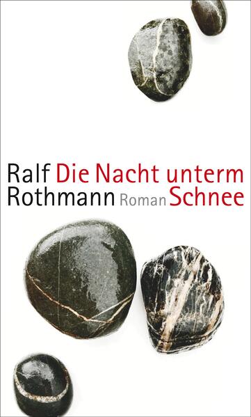 Winter 1945: Verwundet liegt die sechzehnjährige Elisabeth, ein Landarbeiterkind, in einem Bunker unter der Erde und wird von einem russischen Deserteur gepflegt. Durch das Ofenloch hört sie Schritte im Schnee, und fiebernd stellt sie sich vor, dass dort oben nicht nur alle, die sie kennt und mag, ihre Eltern und Brüder, die Oma aus Danzig, sondern auch ihr künftiger Mann und die ungeborenen Kinder nach ihr suchen und sich über die Trümmer entfernen, ohne zu ahnen, dass sie darunter liegt. Und plötzlich denkt die Vergewaltigte, dass es gut so ist, dass sie nie mehr hinaufwill zu ihnen, zu allem, und für immer in dieser Nacht, diesem Frieden unter dem Schnee bleiben möchte. Aber sie muss ihr Leben zu Ende leben. In einem atemberaubend geschriebenen Panorama der frühen Nachkriegsjahre zeichnet Ralf Rothmann das Portrait einer Frau, der stets die Angst im Weg steht, während ihr das Durchlittene jedes Gefühl dafür nimmt, welches Leid sie anderen zufügt